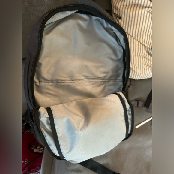 Heimplanet 28 liter travel backpack in castle rock grey - Picture 3 of 9